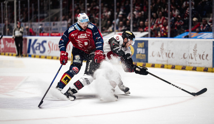 Pardubice porazily na úvod semifinále Spartu 6:2, dva góly dal Tourigny