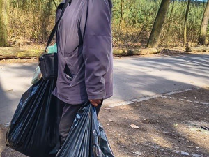 Senior půl roku rozhazoval v lese plastový odpad. Tvrdil, že tím hnojí stromy