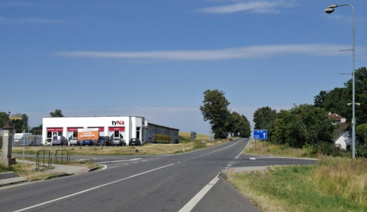 Dělníci se vrátili do Blatné na Strakonicku. Z nebezpečné křižovatky bude kruháč