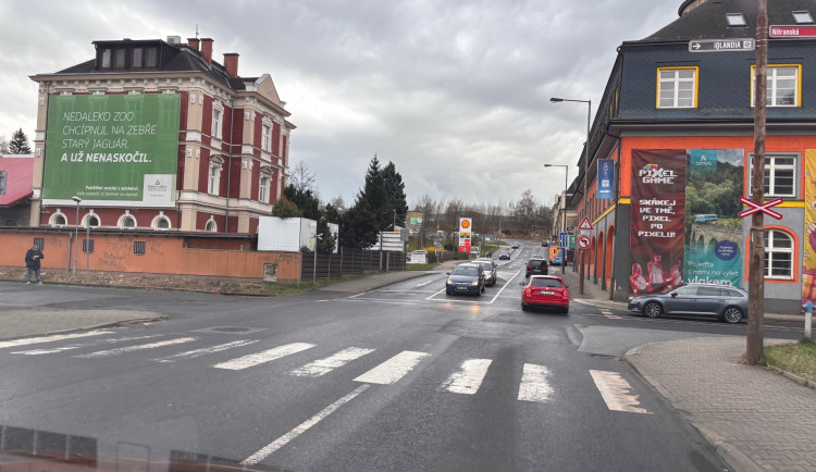 Policie hledá svědky nehody na přechodu u Babylonu, kde auto porazilo chodce. Řidič odjel