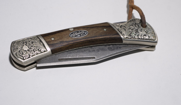 Zdrogovaný muž se povaloval v šalině a děsil cestující. Na strážníky vytáhl nůž