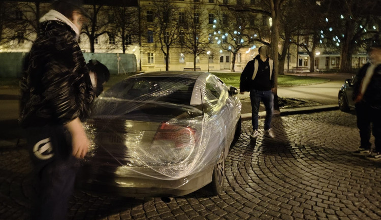 Komunální politik našel na parkovišti své auto kompletně zabalené do smršťovací fólie