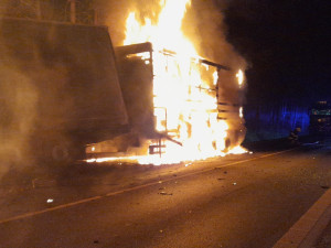 Po nehodě začal kamion i osobák hořet, hasiči vytáhli z vraku jedno tělo