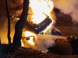Po nehodě začal kamion i osobák hořet, hasiči vytáhli z vraku jedno tělo