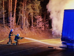 Po nehodě začal kamion i osobák hořet, hasiči vytáhli z vraku jedno tělo