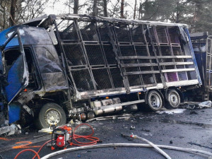 Po nehodě začal kamion i osobák hořet, hasiči vytáhli z vraku jedno tělo