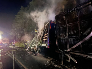 Po nehodě začal kamion i osobák hořet, hasiči vytáhli z vraku jedno tělo