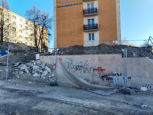 VIDEO: Skákající skleničky a prasklé akvárium. Při stavbě nové lávky se otřásá celý panelák