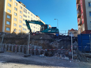 VIDEO: Skákající skleničky a prasklé akvárium. Při stavbě nové lávky se otřásá celý panelák