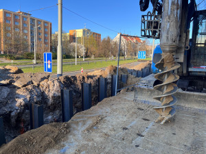VIDEO: Skákající skleničky a prasklé akvárium. Při stavbě nové lávky se otřásá celý panelák