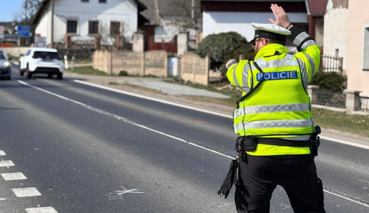Policista zastavuje vozidlo během velikonoční akce