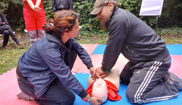 Český kurz první pomoci pro bezdomovce zaujal v zahraničí, usiluje o prestižní cenu