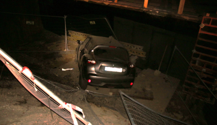 Řidič zaletěl s autem do hlubokého výkopu, přehlédl totiž jednu důležitou věc