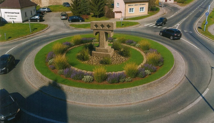 Lidé rozhodli, chtějí nazdobit kruháč a udělat z něj vstupní bránu do města