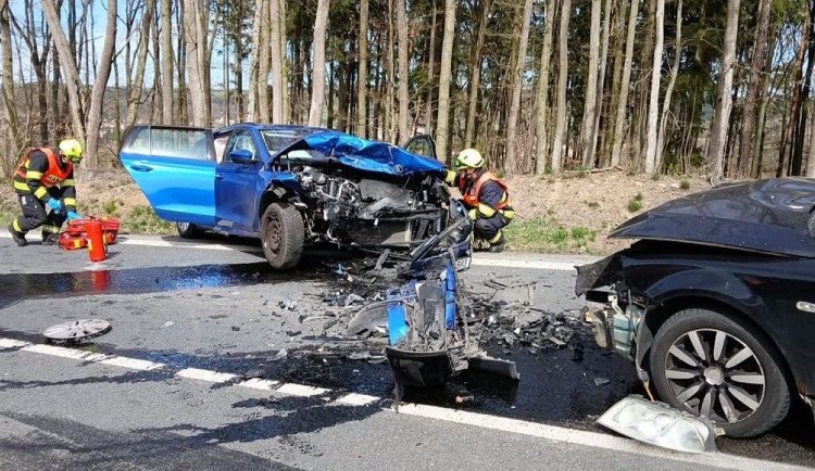 Mladá řidička se těžce zranila při děsivém čelním střetu dvou aut