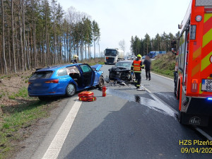 Mladá řidička se těžce zranila při děsivém čelním střetu dvou aut