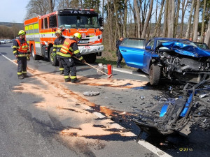 Mladá řidička se těžce zranila při děsivém čelním střetu dvou aut