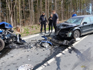Mladá řidička se těžce zranila při děsivém čelním střetu dvou aut