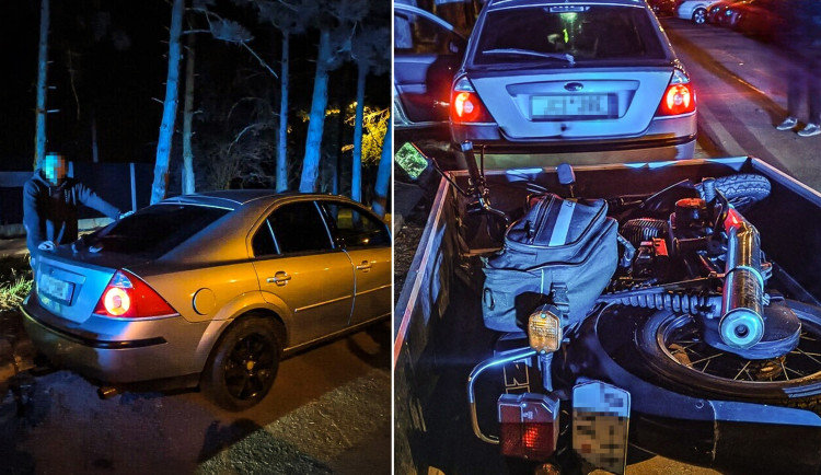 Auto vezlo kradenou motorku