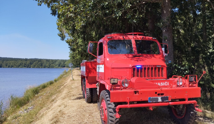 Hasiči svépomocí upravili starou armádní vejtřasku, kolikrát předčí i mladší modely