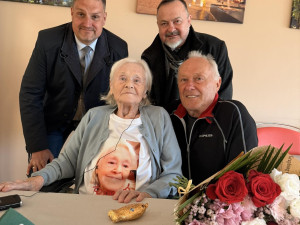 Před nacisty se skrývala v lesním bunkru. Domov našla v Plzni, kde oslavila stovku