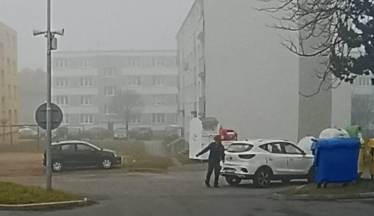 Agresivní řidič blokoval hasičům cestu k zásahu, hořel nebezpečný odpad