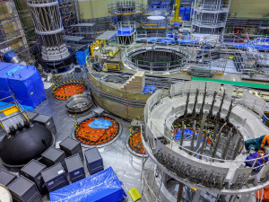 Instalace zařízení na reaktorovém sále 3. bloku JE Mochovce (Slovensko). Vpředu obslužná plošina horního bloku, v pozadí horní blok a jednotlivé vnitřní části reaktoru (2022) .