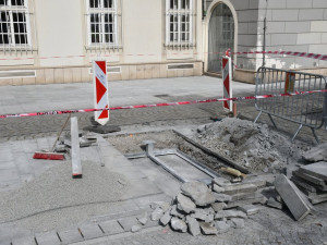 Po nejrušnější pěší zóně v historickém centru se dá konečně znovu chodit