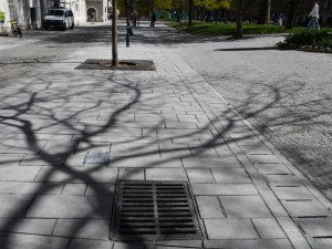 Po nejrušnější pěší zóně v historickém centru se dá konečně znovu chodit