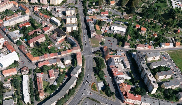 Plzeňská ulice je hlavním průtahem ve městě