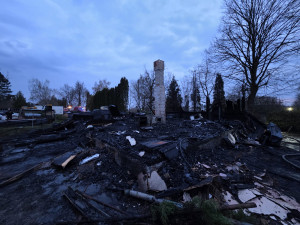 Požár zcela zdemoloval chatu, zůstal po ní jen komín a obrovské škody