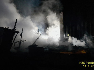 Požár zcela zdemoloval chatu, zůstal po ní jen komín a obrovské škody