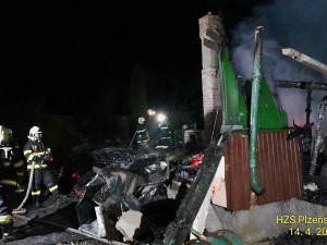 Požár zcela zdemoloval chatu, zůstal po ní jen komín a obrovské škody