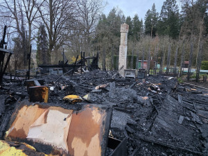 Požár zcela zdemoloval chatu, zůstal po ní jen komín a obrovské škody