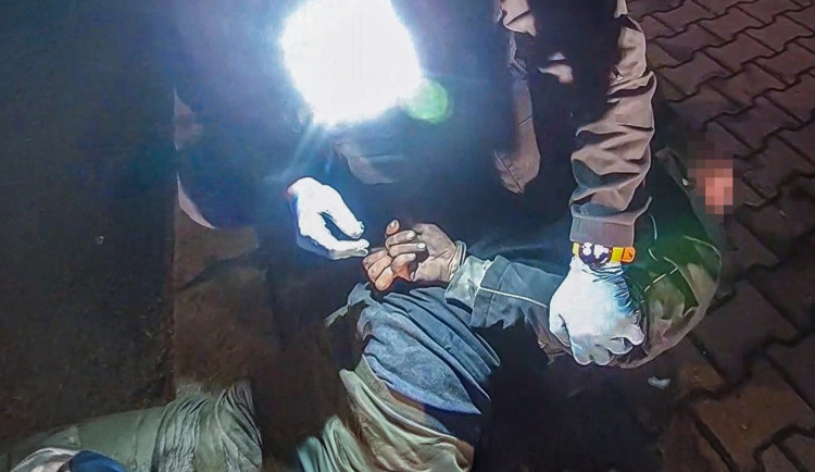 Strážníci vedou marný boj s agresivním mužem, letos ho řešili už v 55 případech