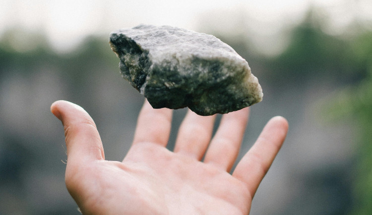 Vzteklý muž v Brně házel po lidech kameny. Vím, jak se chovat, tvrdil strážníkům