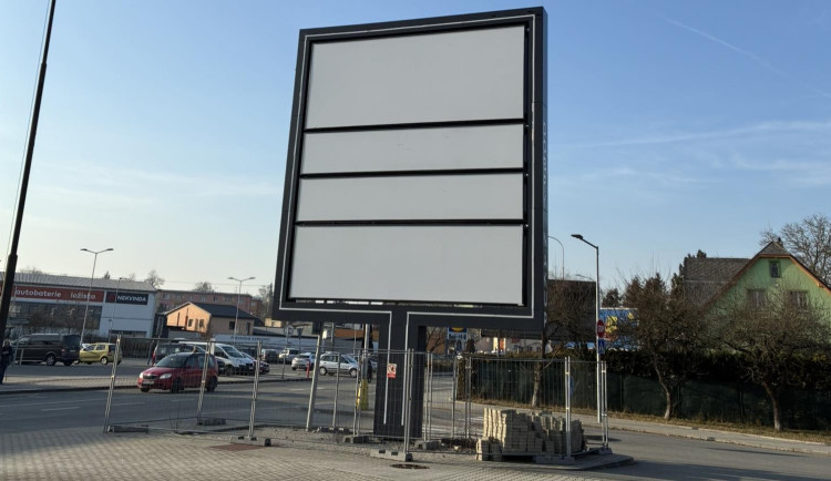 Nelegální reklamní sloup v Zábřehu blokuje přechod pro chodce. Úřady řeší zrušení zebry