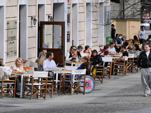 V centru Plzně je kolem stovky předzahrádek