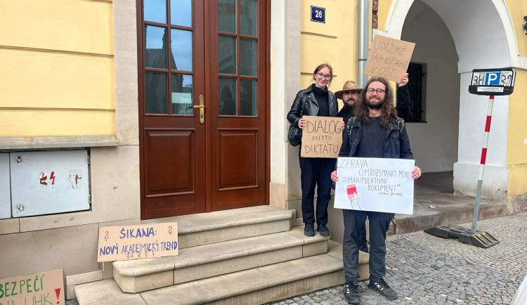 Šikana jako nový akademický trend? Hradečtí studenti demonstrovali kvůli Folettimu