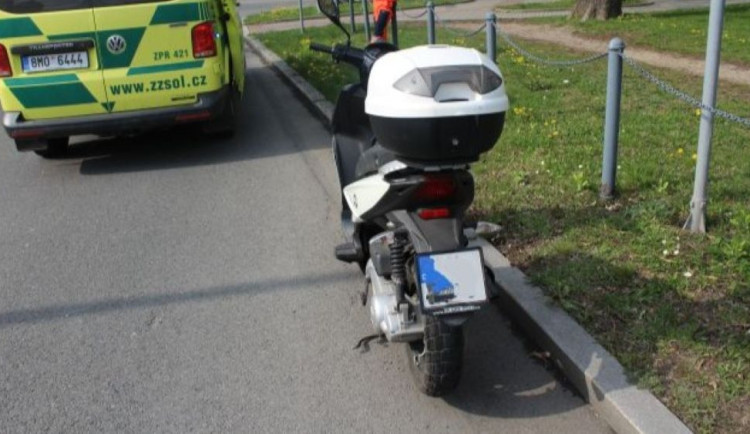 Prudce zabrzdila. Pětasedmdesátiletá seniorka sletěla v Přerově ze skútru
