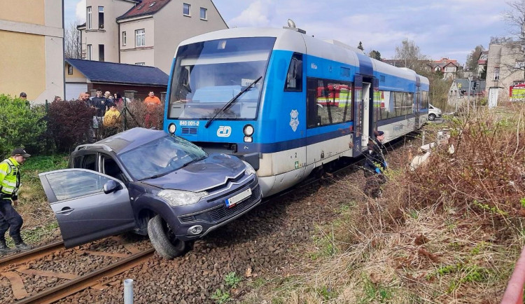 V Jablonci se střetl vlak s osobním autem. Zraněni byli tři lidé, na místo vyrazil i vrtulník