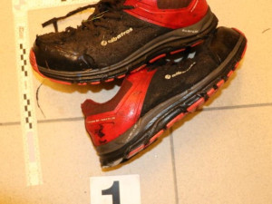 Nepozná někdo mrtvého muže podle jeho oblečení? Na sobě měl mikinu s portrétem vlka