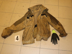 Nepozná někdo mrtvého muže podle jeho oblečení? Na sobě měl mikinu s portrétem vlka