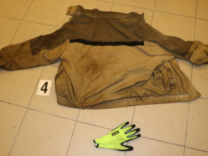 Nepozná někdo mrtvého muže podle jeho oblečení? Na sobě měl mikinu s portrétem vlka