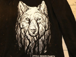 Nepozná někdo mrtvého muže podle jeho oblečení? Na sobě měl mikinu s portrétem vlka