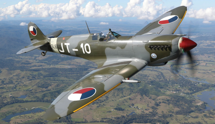 Spitfire, na němž létal Plzeňák u RAF, koupil Lukačovič a přidal vtipný komentář