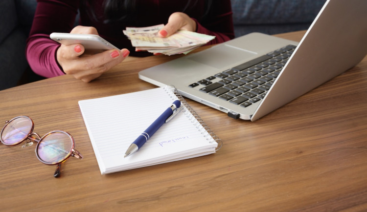 Nebankovní půjčka online ihned: kdy ji skutečně potřebujete a jak ji získat?