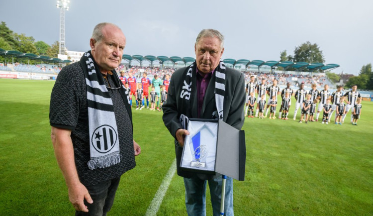 Vedení Dynama kritizují i legendy klubu. Otevřeným dopisem vyzvali k prodeji klubu