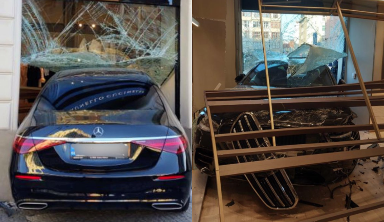 Nehoda za miliony. Sedmdesátiletá řidička projela výlohou luxusního obchodu v Pařížské ulici