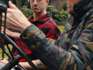 Americký velvyslanec opět baví Čechy. V novém videu startuje legendární jeep